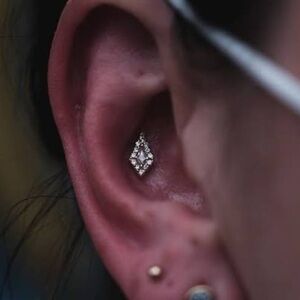 BVLA Yellow Gold Avalon Threaded End with blue Sapphire Center with diamonds